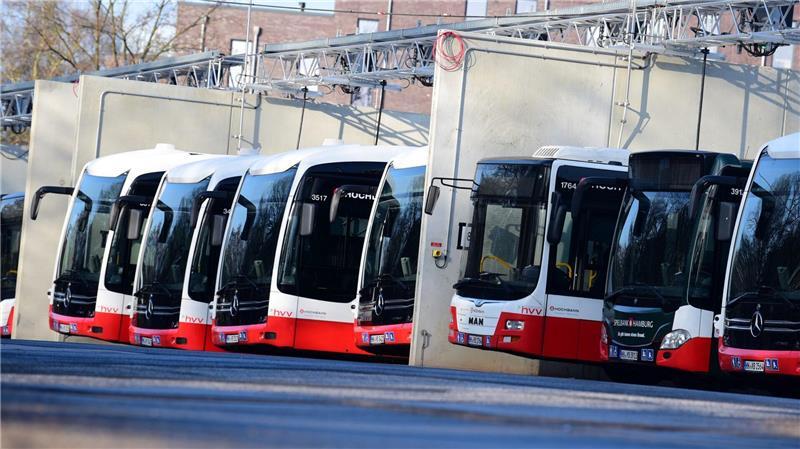 Busse der Hochbahn stehen auf einem Betriebshof. Am Donnerstag streiken die Busfahrer in Hamburg.