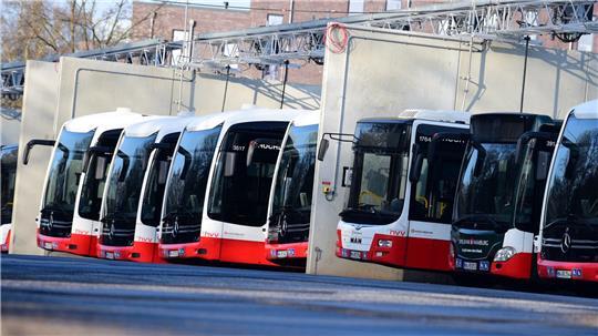 Busse der Hochbahn stehen auf einem Betriebshof. Am Donnerstag streiken die Busfahrer in Hamburg.