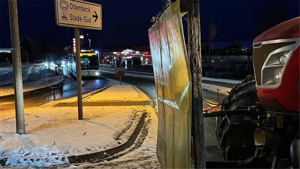 Busse der KVG im Stau in der Gottlieb-Daimler-Straße in Ottenbeck.