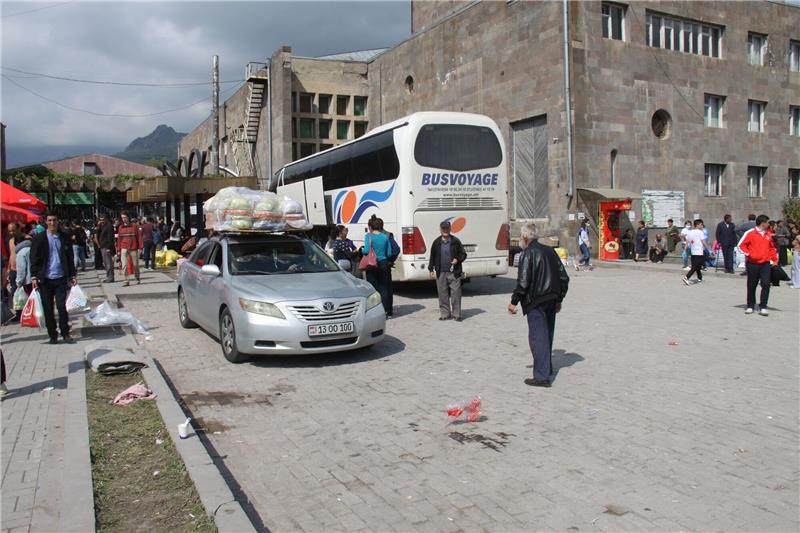 „Wir haben alles verloren”: Flüchtlingsdrama in Armenien Busse mit Flüchtlingen verlassen ein Auffanglager im Kulturpalast von Goris, der für viele Flüchtlinge aus Berg-Karabach die erste Anlaufstation ist.
