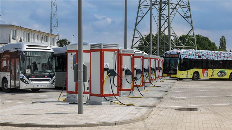 Fast 640 E-Busse in Hamburg - Förderung des Bundes läuft aus Busse stehen an Ladesäulen auf einem Betriebshof der Verkehrsbetriebe Hamburg-Holstein (VHH).