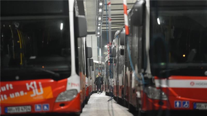 Busse stehen während eines zurückliegenden Warnstreiks in einem Hamburger Betriebshof. 