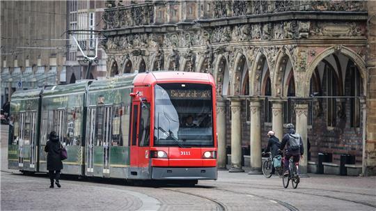 Busse und Bahnen fahren am Donnerstag wie gewohnt durch Bremen. (Archivbild)