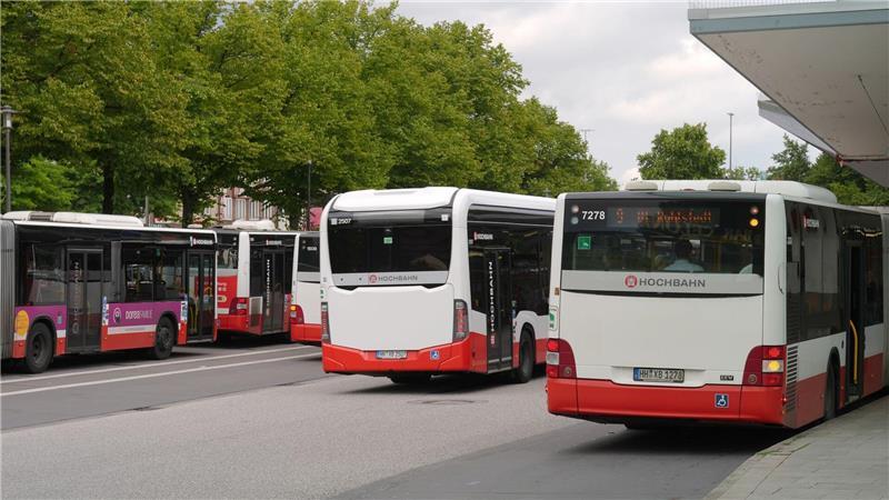 Busse und U-Bahnen der Hochbahn und der Verkehrsbetriebe Hamburg-Holstein (VHH) bleiben am Montag in Hamburg wegen eines 24-stündigen Warnstreiks aller Voraussicht nach in den Depots. (Archivbild) 
