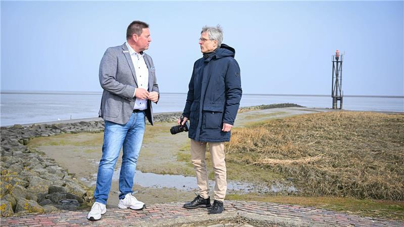 Butjadingens Bürgermeister Axel Linneweber (l.) und Matthias Wagner von der Deutschen Stiftung Denkmalschutz inspizierten den geplanten neuen Standort für den Leuchtturm „Roter Sand“.