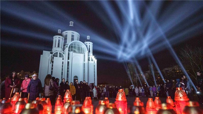 Butscha hält inne: Menschen erinnern an Opfer vor dem vierten Jahrestag der Befreiung