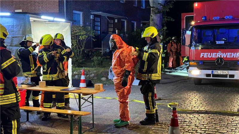 Buttersäure-Alarm in Stade - Stundenlanger Feuerwehreinsatz Buttersäure rief die Stader Feuerwehr und der Umwelt- und Gefahrgutzug auf den Plan.