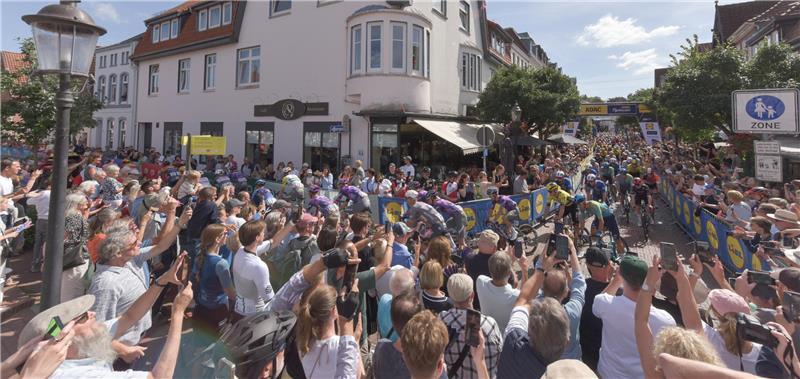 Buxtehude bildet eine würdige Kulisse für den Start der Cyclassics 2025, hier in der Breiten Straße.