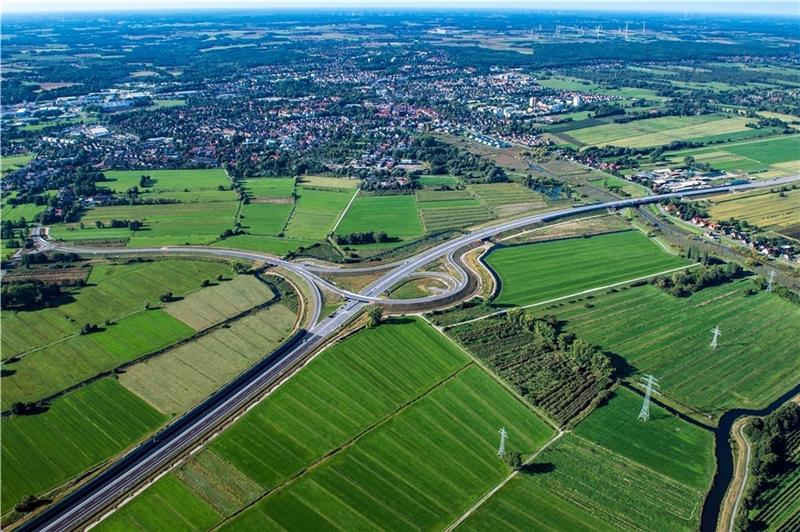 Buxtehude hat eine fertige Autobahn-Auffahrt. Die Verkehrsteilnehmer dürfen sie in den nächsten Jahren aber nicht nutzen. Foto: Martin Elsen