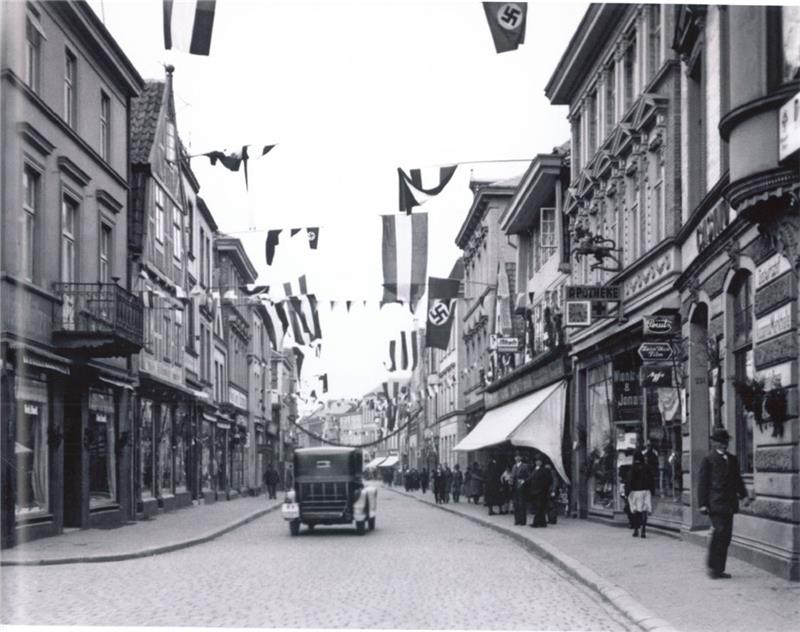 Buxtehude im Jahr 1938: Die Lange Straße, heute Fußgängerzone, zeigt Flagge – in Schwarz-Weiß-Rot und mit Hakenkreuzen. Foto: TAGEBLATT-Archiv