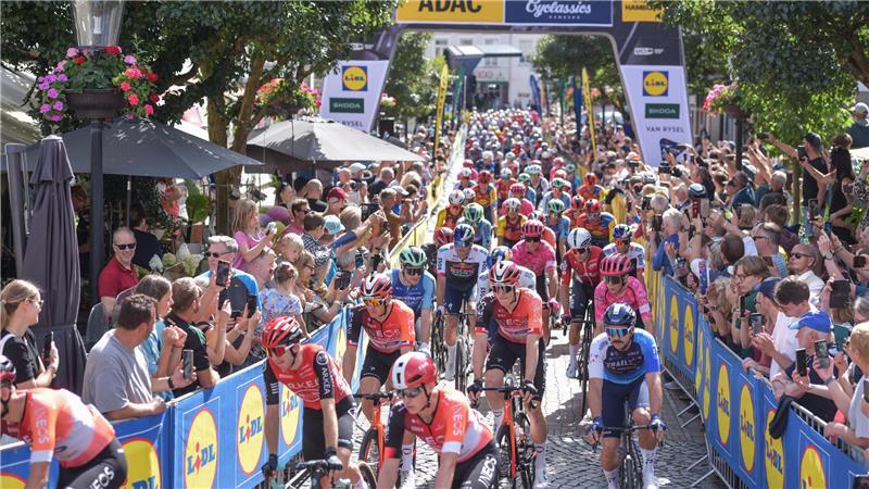 Buxtehude im Radsport-Fieber - die Zuschauer feuern die Profis an.