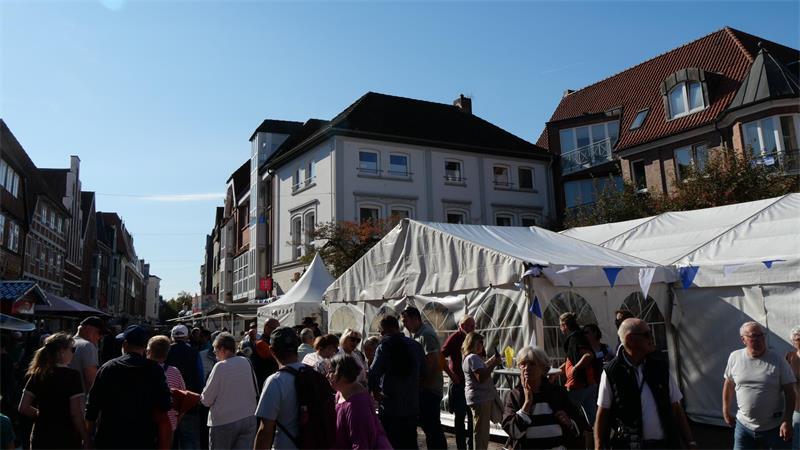 Bier, Trecker, Shopping: Das war am Sonntag los in der Buxtehuder Altstadt Buxtehude in weiß-blau statt gelb-blau. Am Sonntagnachmittag hält sich sogar das Wetter an das Farbkonzept. Sonnenschein und sommerliche Temperaturen locken viele Gäste in die Altstadt.