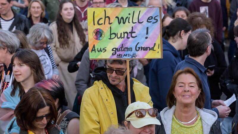 Keine Parteipolitik mehr an Buxtehuder Schulen - AfD deutet Klage an Buxtehude ist politisch. An der AfD-Gegendemonstration vor der Halepaghen-Schule in Buxtehude nahmen 1500 Menschen teil.