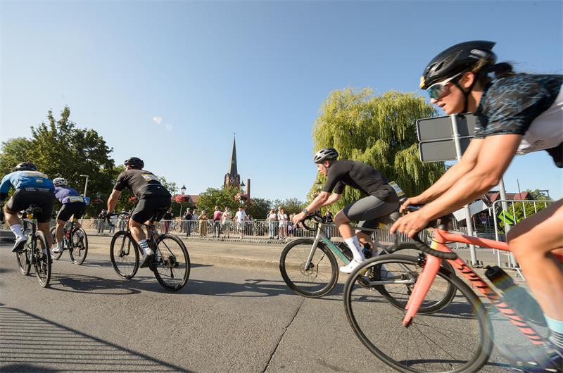 In Buxtehude ist der Teufel los - Super-Star del Toro begeistert Fans Buxtehude war zum zweiten Mal nach dem vergangenen Jahr Teil der Cyclassics.