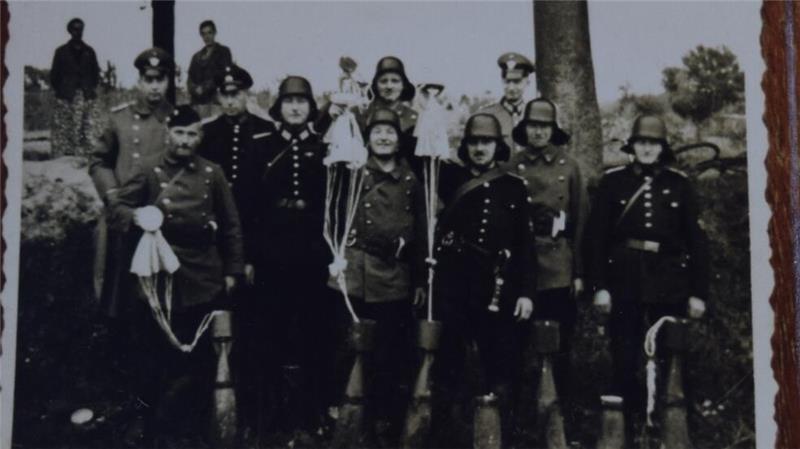 Buxtehuder Feuerwehrleute mit geborgenen Blindgängern.