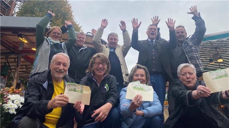 Buxtehuder Helfen, Miteinander Füreinander und die örtliche Hospizgruppe werden von der Wochenmarkt-Gemeinschaft für ihr Engagement gefeiert und bekommen jeweils 500 Euro gespendet.