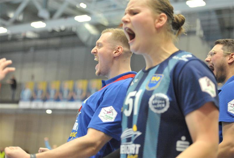 100 Tage Jonas Schlender: Ein Handball-Nerd auf der BSV-Bank Buxtehuder Jubel: Jonas Schlender und Lin Lück.