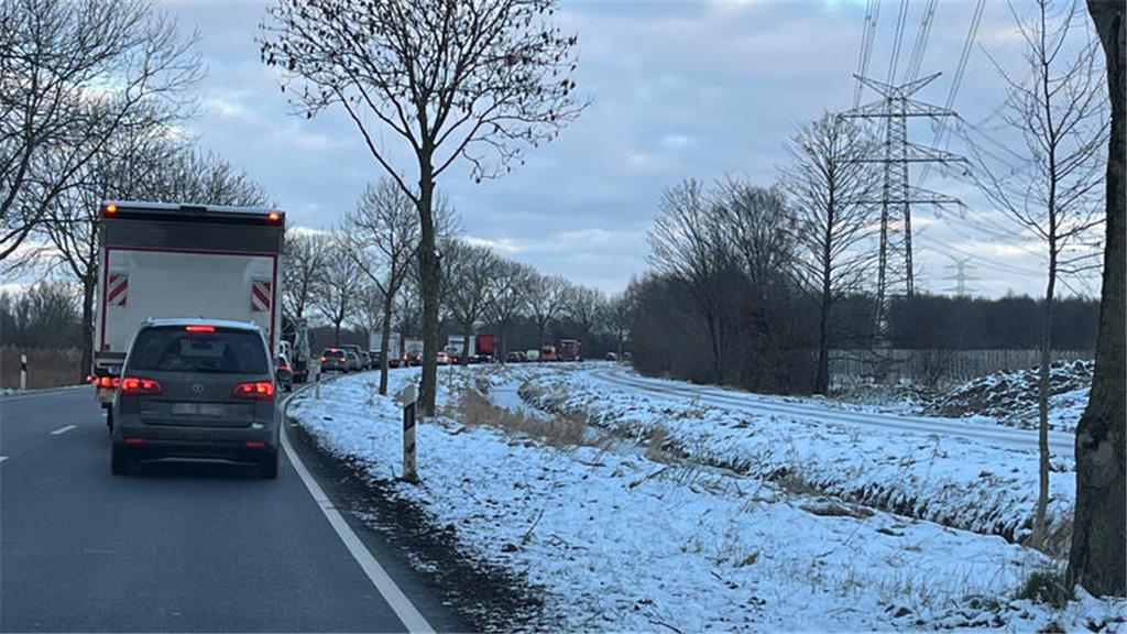 Buxtehuder Straße zwischen A26 und Altländer Straße ist dicht.