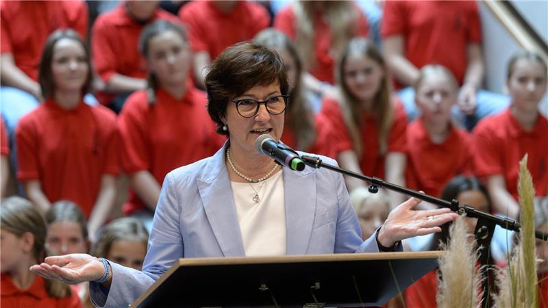 Nach fünf Jahren Baustelle: Die Schulleiterin ist hin und weg Buxtehudes Bürgermeisterin Katja Oldenburg-Schmidt versprach weitere Investitionen in den Schulen der Stadt.