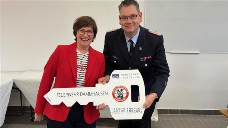 Das macht den Feuerwehrneubau in Dammhausen so besonders Buxtehudes Bürgermeisterin Katja Oldenburg-Schmidt übergibt beim Festakt zur Einweihung des Feuerwehrneubaus in Dammhausen den symbolischen Schlüssel an Stadtbrandmeister Nils Krugmeier.