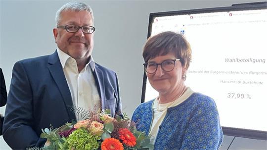 Buxtehudes Bürgermeisterin Katja Oldenburg-Schmidt gratuliert ihrem Nachfolger Ralf Dessel.