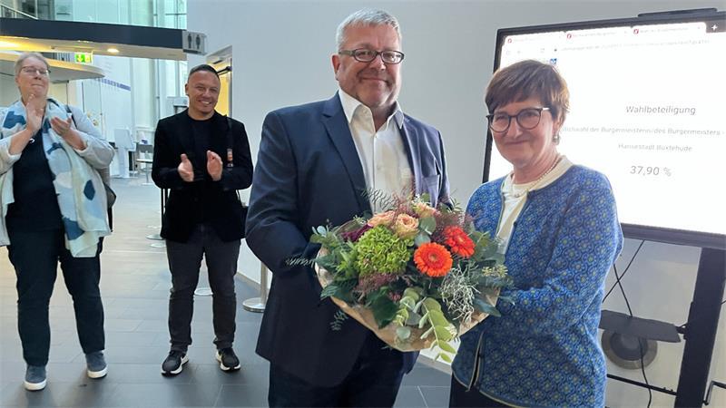 Ralf Dessel gewinnt Stichwahl und wird Bürgermeister von Buxtehude Buxtehudes Bürgermeisterin Katja Oldenburg-Schmidt gratuliert ihrem Nachfolger Ralf Dessel.