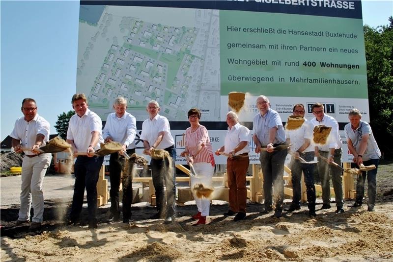 Buxtehudes Bürgermeisterin Katja Oldenburg-Schmidt (Mitte, hier beim Spatenstich für das Neubaugebiet Giselbertstraße) darf bei der nächsten Wahl auf die Unterstützung von SPD und CDU hoffen. Foto: Wisser