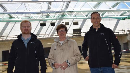 Buxtehudes Bürgermeisterin Katja Oldenburg-Schmidt mit den Architekten Daniel Kahnert (links) und Jens Nordmann (beide MRO) im Rohbau der neuen Halle Nord. 