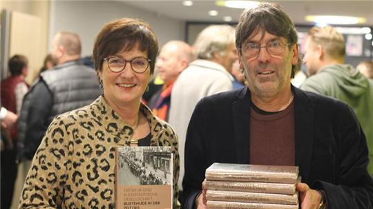 Buxtehudes Bürgermeisterin Katja Oldenburg-Schmidt und Professor Norbert Fischer.