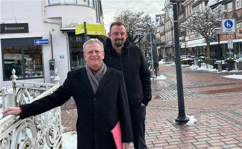 Buxtehudes SPD-Vorsitzender Christian Krüger (links) und der Fraktionsvorsitzende Nick Freudenthal gehören dem Rat der Stadt Buxtehude seit 25 Jahren an. Zur Kommunalwahl am 13. September kandidieren beide auf vorderen Plätzen.