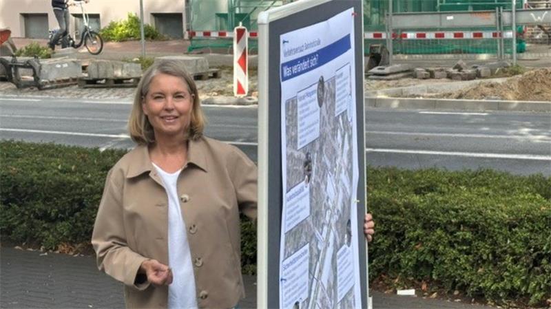 Verkehrsversuch in Buxtehude: Wildwest in der Einbahnstraße Buxtehudes Stadtbaurätin Michaela Springhorn baut in der Bahnhofstraße vor dem Stadthaus Informationstafeln zu dem Verkehrsversuch auf.