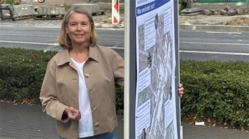 Verkehrsversuch in Buxtehude: Vom Chaos zur Ordnung in der Bahnhofstraße Buxtehudes Stadtbaurätin Michaela Springhorn baut in der Bahnhofstraße vor dem Stadthaus Informationstafeln zu dem Verkehrsversuch auf.