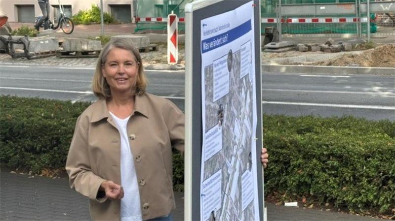 Buxtehudes Stadtbaurätin Michaela Springhorn beim Aufbau von Informationstafeln zum Verkehrsversuch.
