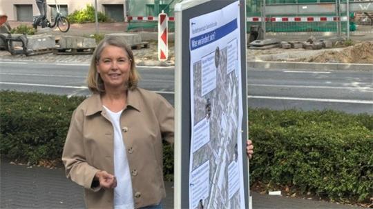 Buxtehudes Stadtbaurätin Michaela Springhorn beim Aufbau von Informationstafeln zum Verkehrsversuch.