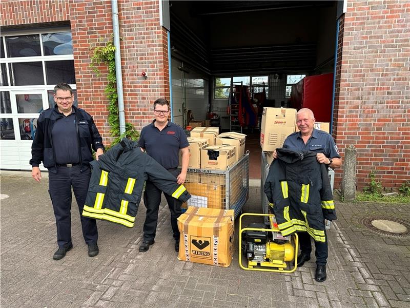 Weitere Hilfe für die Ukraine rollt aus dem Kreis Stade an Buxtehudes Stadtbrandmeister Nils Krugmeier, Kleiderwart Thies Esch und Einsatzleiter Wilfried Sprekels vom Kreis Stade bei der Übergabe der Spenden vor der Feuerwehrtechnischen Zentrale. Foto: Landkreis Stade / Daniel Beneke