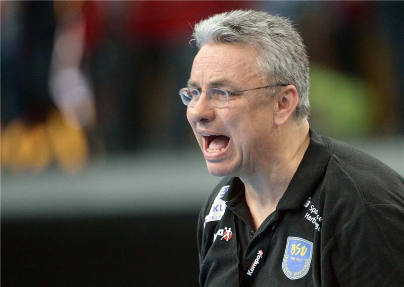Buxtehudes Trainer Dirk Leun an der Seitenlinie.