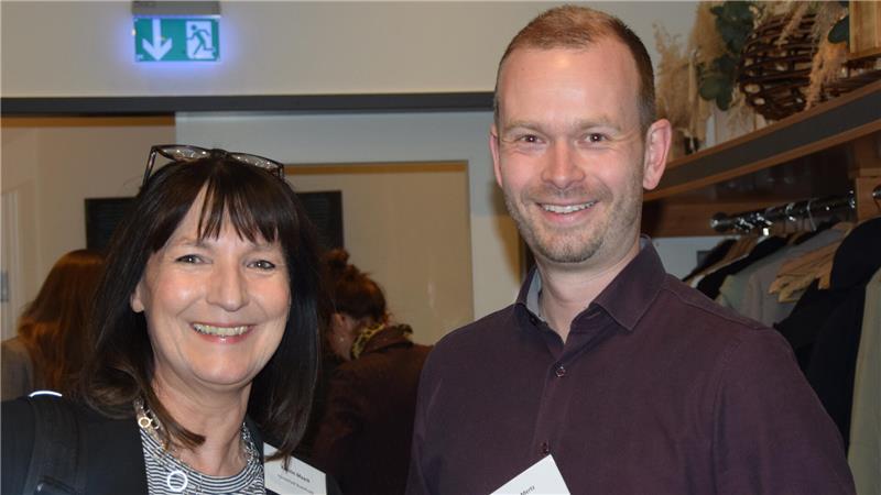 Buxtehudes Wirtschaftsförderin Kerstin Maack mit Tim Mertz, Operations Manager Hotel Navigare, vor Beginn der Jahreshauptversammlung des Wirtschaftsvereins Buxtehude.