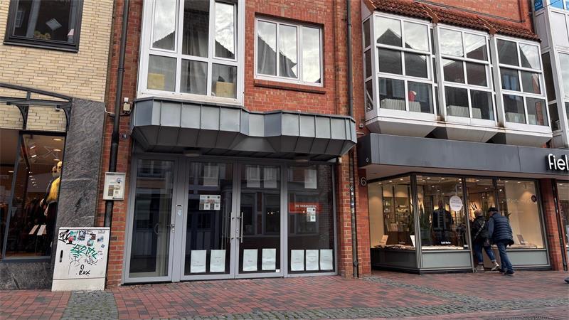 Buxtehudes teuerster Laden: In diesem leer stehenden Ladengeschäft (Mitte) in der Langen Straße, zuletzt eine Boutique, ist die Miete höher als bei jedem anderen aktuellen Ladenflächenangebot: 30 Euro kalt pro Quadratmeter.