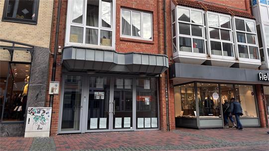 Buxtehudes teuerster Laden: In diesem leer stehenden Ladengeschäft (Mitte) in der Langen Straße, zuletzt eine Boutique, ist die Miete höher als bei jedem anderen aktuellen Ladenflächenangebot: 30 Euro kalt pro Quadratmeter.