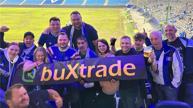 Buxtrade-Geschäftsführer Julian Meyer (Mitte, 4. von links) mit Familie, Freunden und Kollegen.