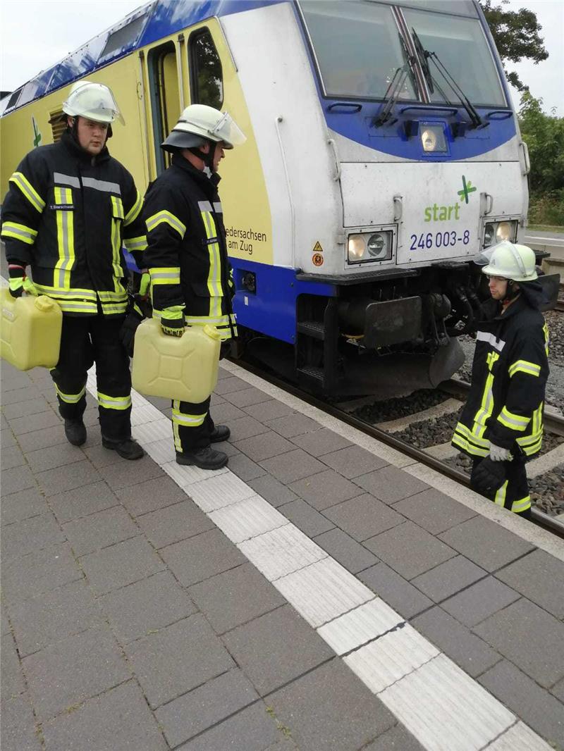 Buz: Feuerwehrleute kontrollieren die Lokomotive und streuen Bindemittel. Foto: Hillyer-Funke