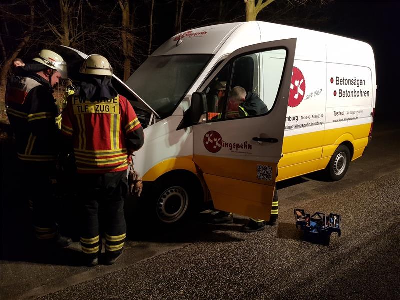 Buz: Feuerwehrleute sichern den Mercedes-Transporter. Foto: Beneke