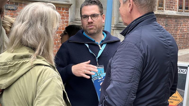 Zwischen Bratwurst und Gartenzwergen: So läuft der Wahlkampf-Endspurt in Stade CDU-Bürgermeister-Kandidat Arne Kramer im Gespräch mit Passanten.