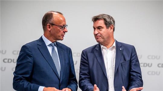 CDU-Chef Friedrich Merz (l) und CSU-Chef Markus Söder plädieren für mehr Rüstungsgüter.