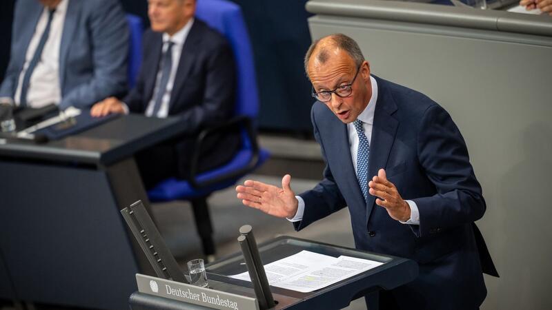 CDU-Chef Friedrich Merz will die Auseinandersetzung über das Thema Migration in den Bundestag verlagern.