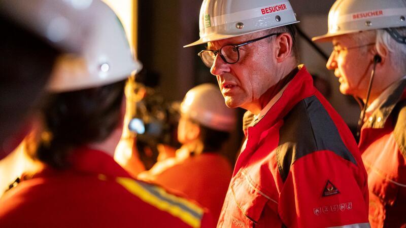 Merz: Ampel gefährdet Existenz von Industrieunternehmen CDU-Chef Merz informiert sich im Stahlwerk Georgsmarienhütte über die Sorgen der energieintensiven Industrie.
