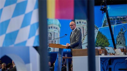 CDU-Chef Merz ist davon überzeugt, dass die Stromsteuer für alle Verbraucher gesenkt werden kann.