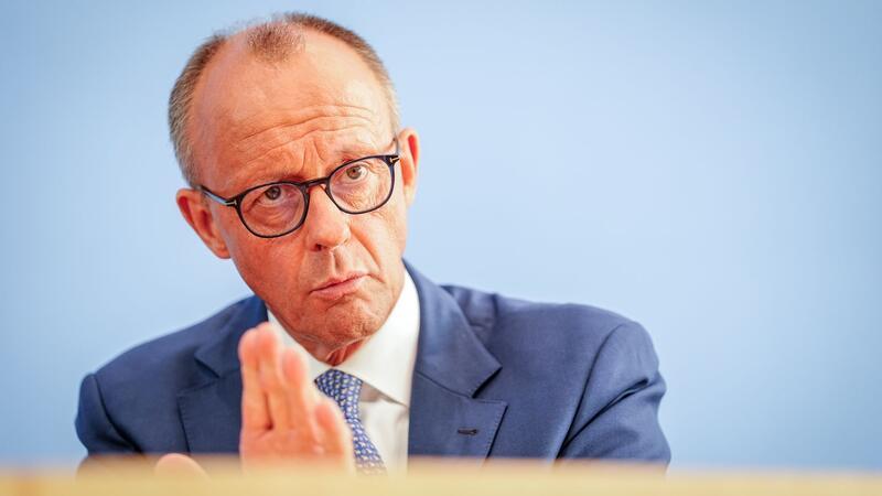 CDU-Chef Merz präsentierte nach seinem Treffen mit Kanzler Scholz (SPD) einen ganzen Forderungskatalog zur Verschärfung der Migrationspolitik. (Archivbild)