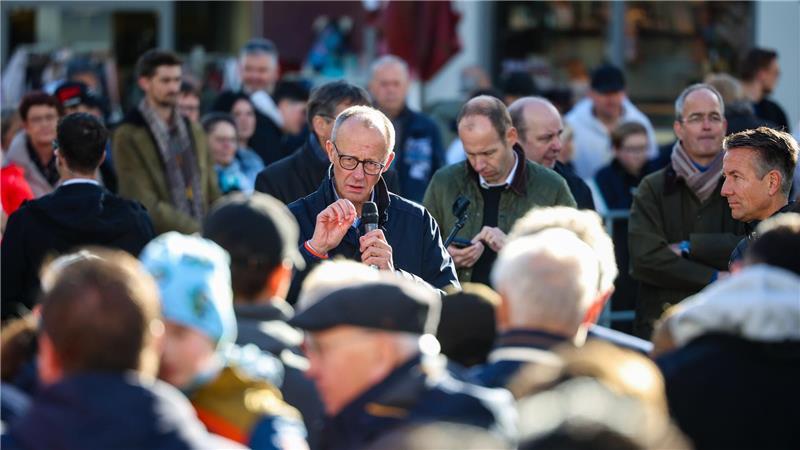 Merz: Keine AfD-Zusammenarbeit mit mir als Parteichef CDU-Chef Merz spricht in Meschede mit Bürgern.