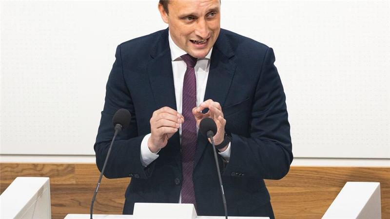 Landtag streitet über richtigen Weg aus der VW-Krise CDU-Fraktionschef Lechner wirft Regierungschef Weil eine Mitverantwortung an der VW-Krise vor.